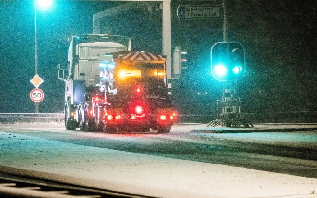 Een strooier op de snelweg. Archiefbeeld ANP, JEFFREY GROENEWEG