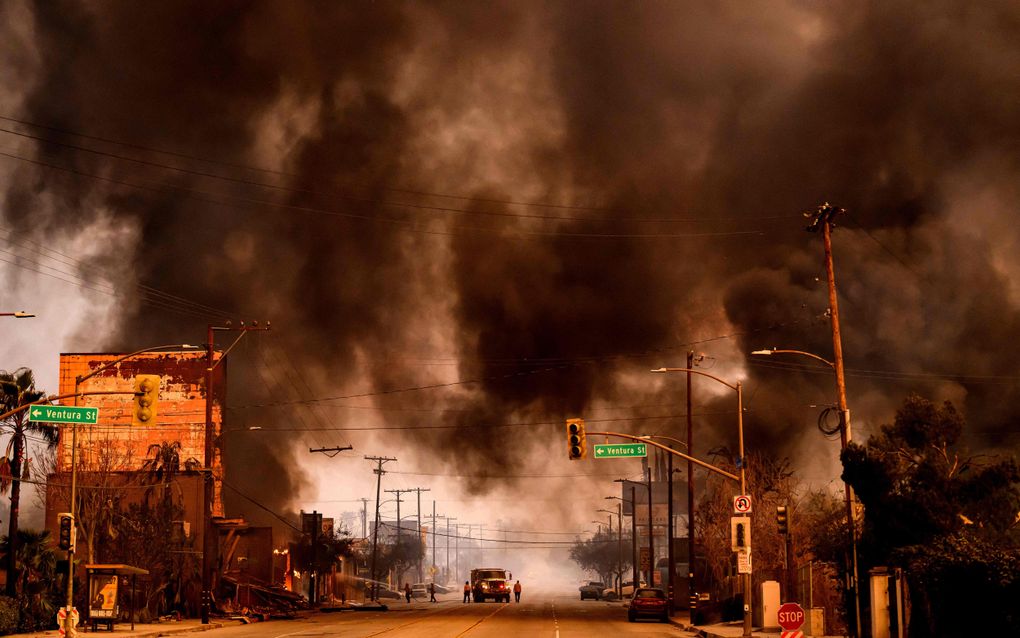 Rookwolken van bosbranden in de buurt van Los Angeles. beeld AFP, JOSH EDELSON