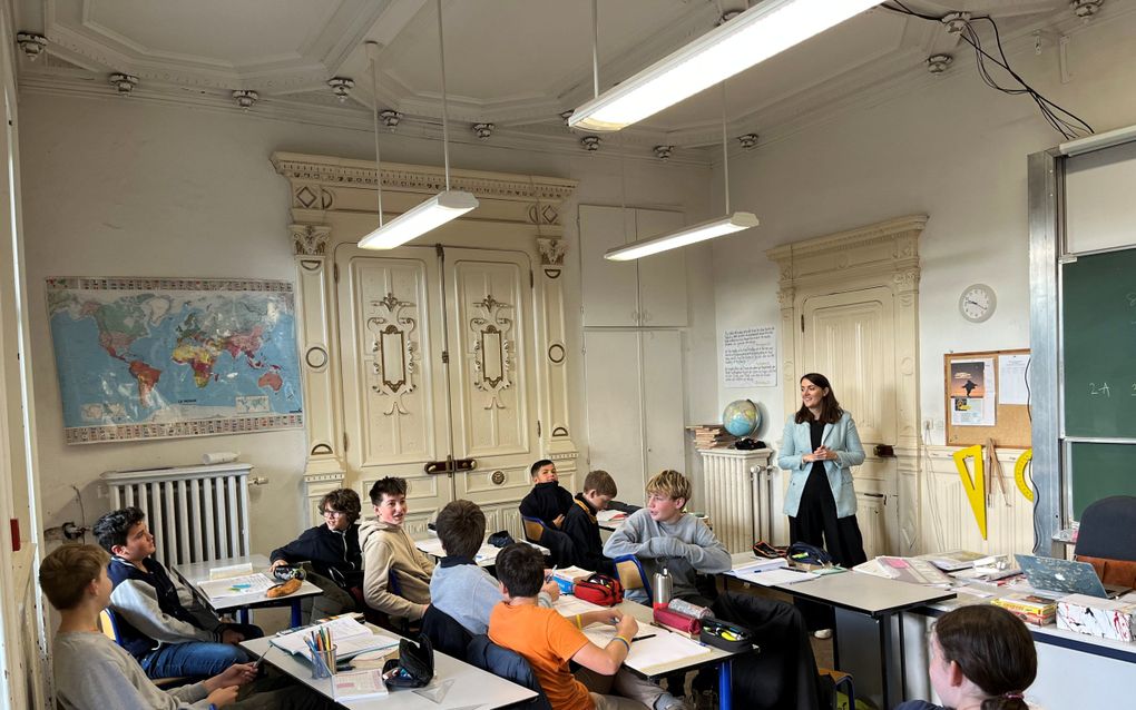 De Slowaakse Ludmila Sartorisova geeft Engels op Établissement Daniel in Guebwiller, een Franse christelijke school. beeld CNE.news, Evert van Vlastuin