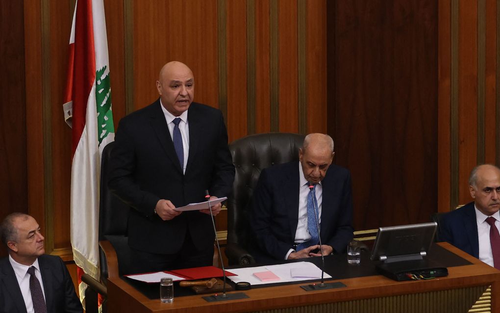 Joseph Aoun (m.) spreekt donderdag het Libanese parlement toe na zijn verkiezing tot nieuwe president van het land. beeld AFP, Anwar Amro