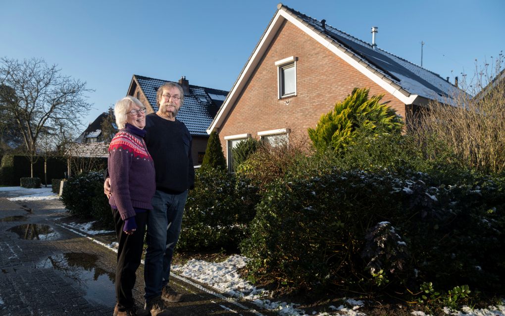 Frank (66) van der Pol en Yvon (71) Marree voor hun huis in Ruurlo. Drie jaar geleden verruilden ze Utrecht voor de Achterhoek. beeld Ruben Meijerink 