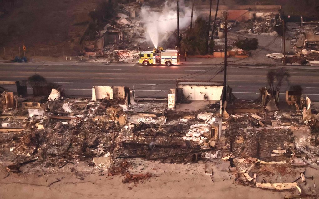 Van veel huizen bij het strand van Malibu in Californië is vrijwel niets meer over nadat de verwoestende bosbranden door het gebied trokken. beeld AFP, Mario Tama