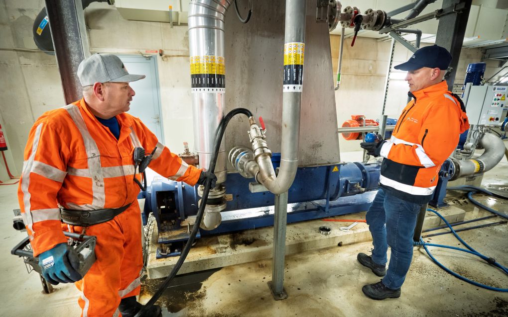 Medewerkers van het waterschap moeten de leidingen na de jaarwisseling extra vaak ontvetten. beeld Maikel Samuels