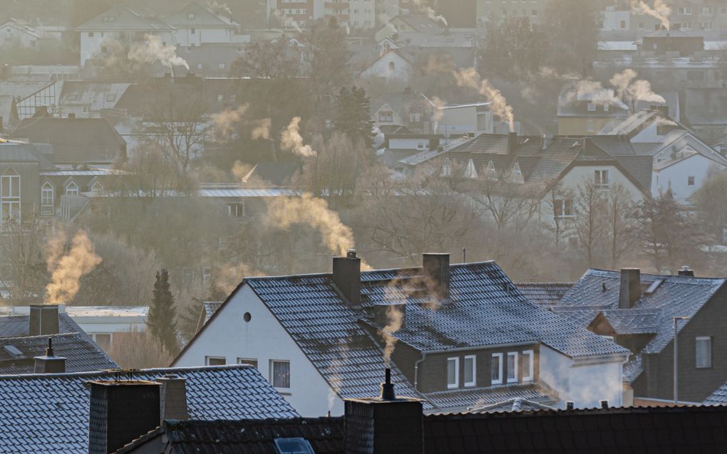 Een gemiddeld Nederlands huishouden betaalt op een winterse dag algauw 14 euro aan gas, terwijl een Duits huishouden bij hetzelfde gasverbruik 9 euro afrekent. Foto: huis in Taunusstein, Duitsland. . beeld Getty Images