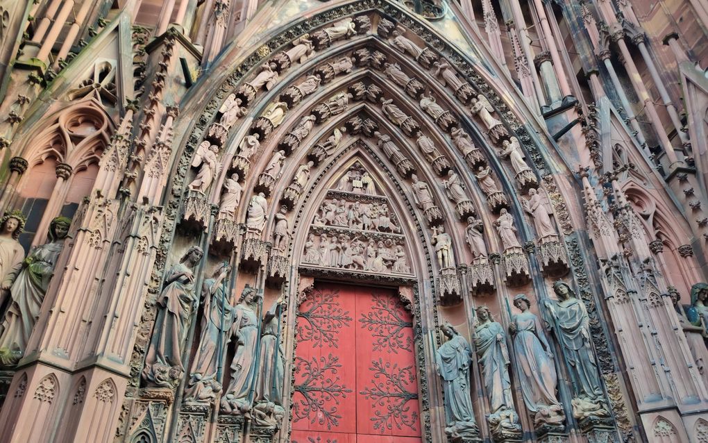 Een van de deuren van de kathedraal van Straatsburg. Op het timpaan staat onder andere een voorstelling van de aanbidding door de magiërs uit het Oosten, met koning Herodes links en Maria met Kind rechts. Het toont hoe concreet het kerkelijk jaar in de middeleeuwen beleefd werd. beeld iStock