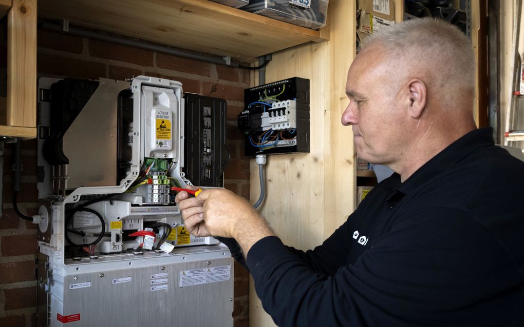 Installatie van een thuisbatterij in een woning. beeld ANP, Sander Koning