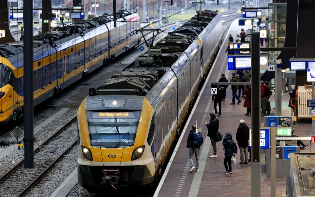 Reizigers op station Rotterdam Centraal. beeld ANP, Robin van Lonkhuijsen  