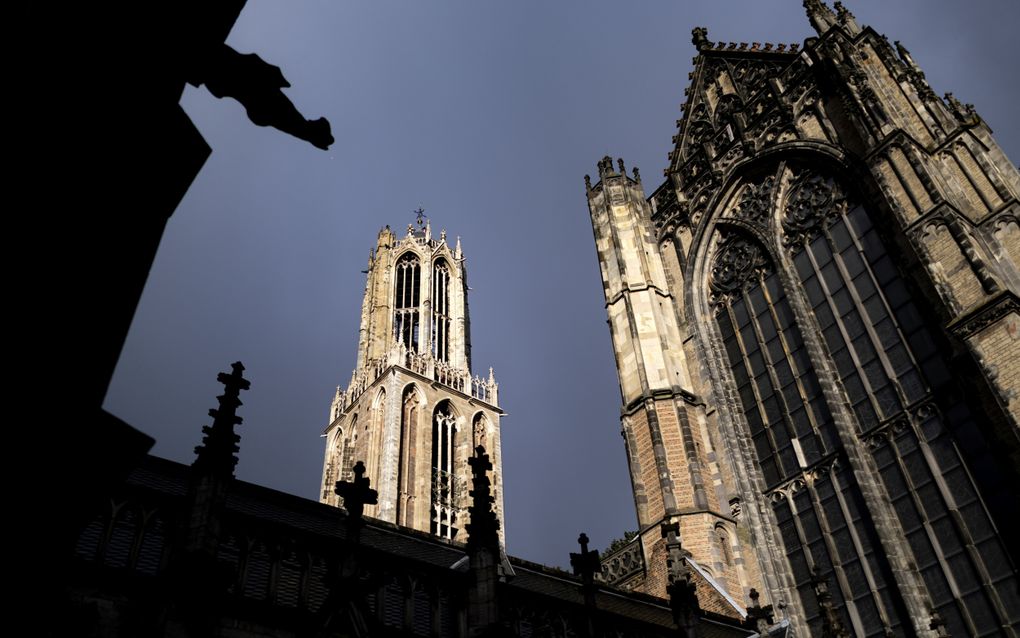 Meer mensen dan ooit eerder in één jaar bezochten in 2024 de Domkerk in Utrecht. Het afgelopen jaar werden ruim 501.000 bezoekers uit binnen- en buitenland genoteerd, 90.000 meer dan in 2023. Veel bezoekers branden een kaarsje of zitten even in de kerk om stil te zijn of te bidden, aldus een woordvoerder. beeld ANP, Ramon van Flymen