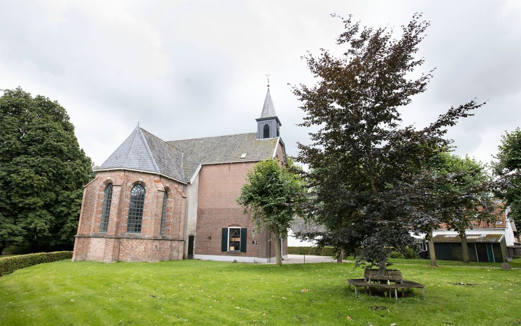 De hersteld hervormde gemeente Nederlangbroek houdt sinds de jaarwisseling haar diensten in de Sint-Agneskerk van de protestantse gemeente in Cothen. beeld RD, Anton Dommerholt