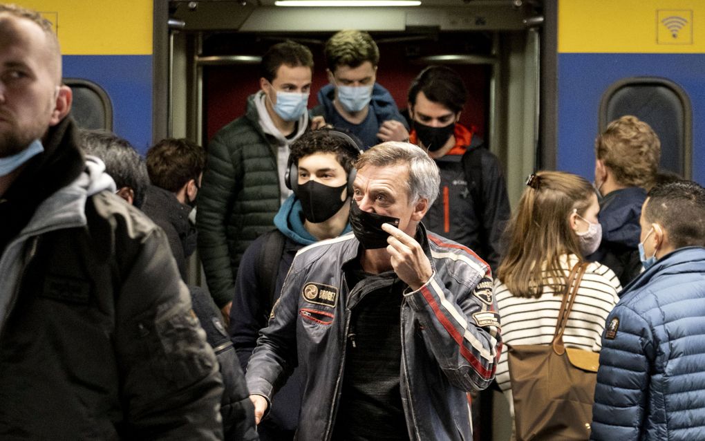 Forenzen op het perron op Utrecht Centraal in 2021, tijdens de coronapandemie. beeld ANP, Ramon van Flymen