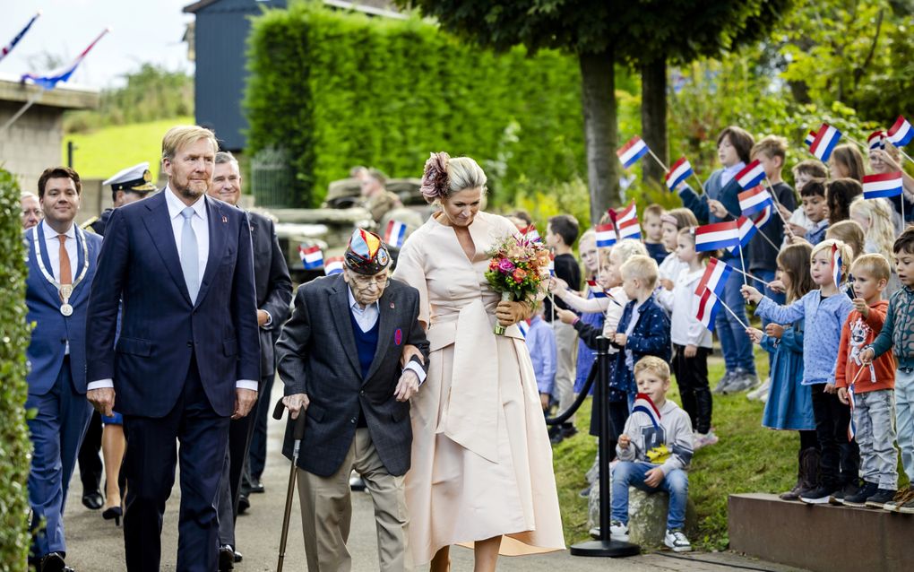 Het koningspaar met veteraan Kenneth Thayer bij aankomst in het Limburgse dorpje Mesch, bij de start van de herdenking van tachtig jaar vrijheid. beeld ANP, Sem van der Wal