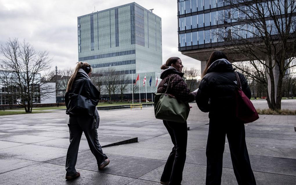 Studenten bij de TU Eindhoven. De technische universiteit heeft haar netwerk uit de lucht gehaald omdat sprake is van een cyberaanval. Hierdoor zijn er geen onderwijsactiviteiten mogelijk.  beeld ANP, Rob Engelaar 