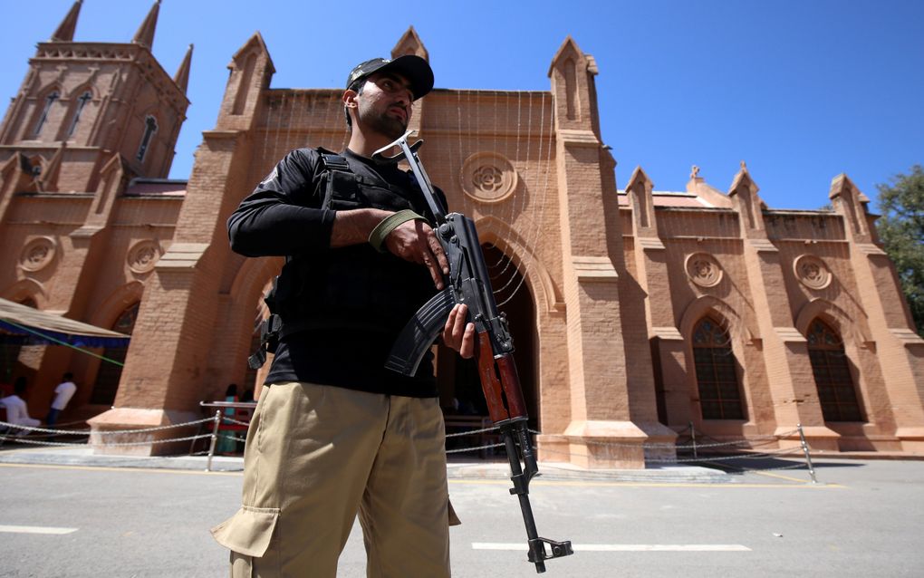 Een gewapende Pakistaanse veiligheidsfunctionaris houdt de wacht buiten de St. John's Cathedral in Peshawar, Pakistan. Het land staat op de achtste plek van de Ranglijst Christenvervolging van Open Doors. beeld EPA, Bilawal Arbab