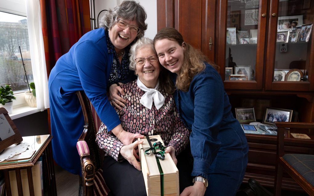 Elly Hoekman (l.) geeft samen met haar moeder (m.) haar nicht Joanne Priester (r.) een notenpakket. „Joanne is een houvast voor mijn moeder.’’ beeld Dirk Hol