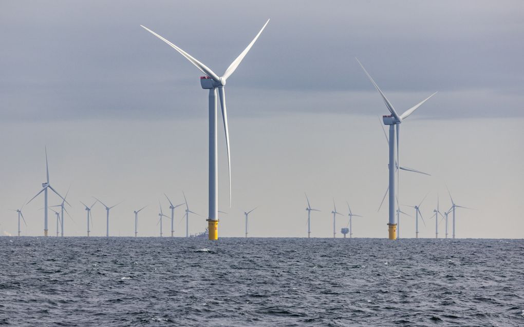 Turbines op zee vormen windpark Hollandse Kust Zuid van Vattenfall. Rotterdamse architecten proberen een tiny house te realiseren in het bovenste deel van zo’n windmolen. beeld ANP, Jeffrey Groeneweg