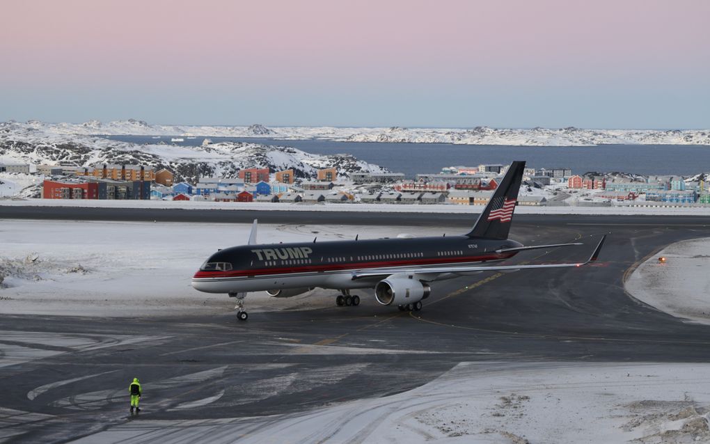 Het toestel met daarin Donald Trump Jr. landt dinsdag op de luchthaven van Nuuk, Groenland. beeld EPA, Emil Stach