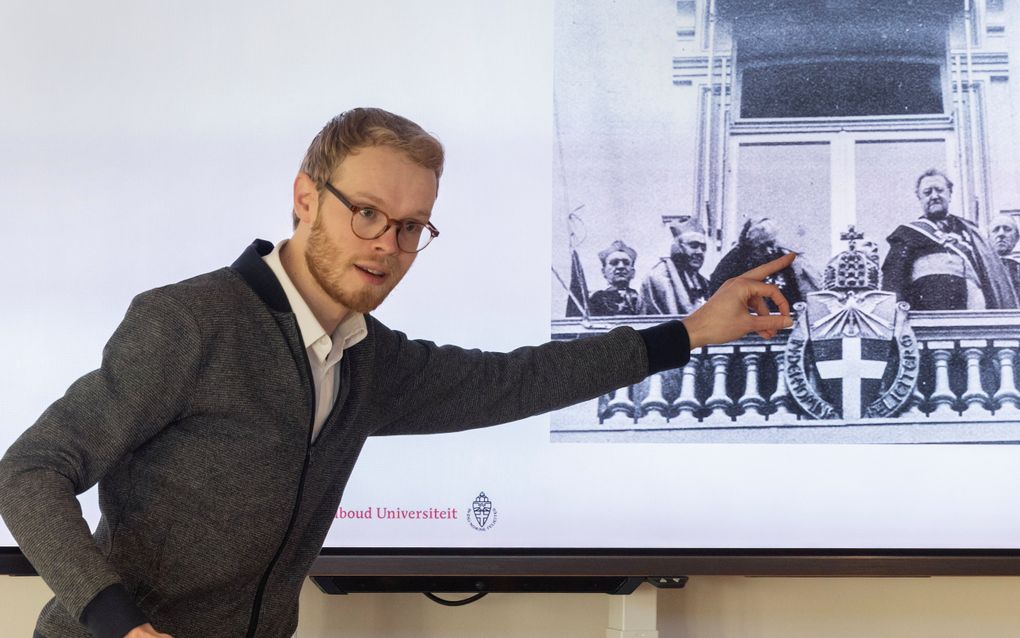 Dr. Jurijn de Vos spreekt voor de Vereniging voor Nederlandse Kerkgeschiedenis over de geschiedenis van de Radboud Universiteit te Nijmegen. beeld Erik Kottier