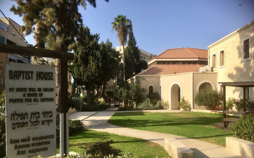 Het exterieur van Baptist House aan de Narkis Street in Jeruzalem. Dit kerkgebouw wordt ook gebruik door een Messiasbelijdende Joodse gemeente. beeld Albert Groothedde