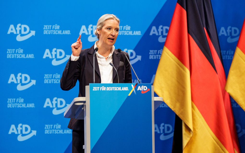 Alice Weidel, leider van de Duitse extreemrechtse partij AfD, spreekt afgevaardigden toe tijdens het partijcongres in Riesa, Oost-Duitsland. beeld AFP, Jens Schlueter 