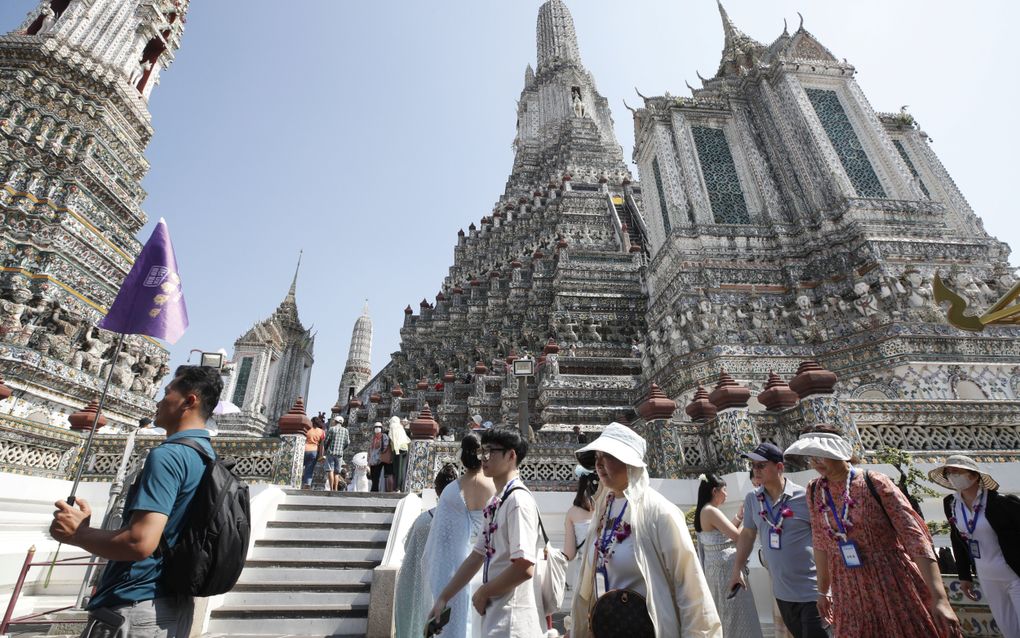 Thailand is een boeddhistisch land, met vrijheid van godsdienst. Foto: een gids leidt een groep buitenlandse toeristen langs de boeddhistische Temple of Dawn, of Wat Arun, in Bangkok. beeld  EPA, Rungroj Yongrit