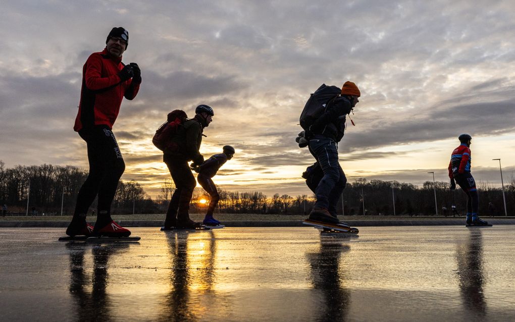 Schaatsliefhebbers rijden dinsdag hun eerste rondjes op natuurijs. Op de opgespoten ijsbaan van de Winterswijkse IJsvereniging kan er voor het eerst deze winter geschaatst worden. beeld ANP, Vincent Jannink