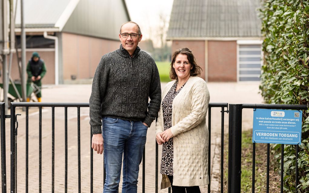 Gertjan en Gerda van den Heuvel laten tijdelijk geen bezoekers toe op hun boerderij in Putten. beeld André Dorst