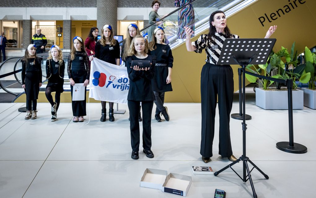 Zangdocente Geke van der Sloot zingt in de Statenpassage van het Tweede Kamergebouw een lied over Anne Frank. beeld ANP, Remko de Waal