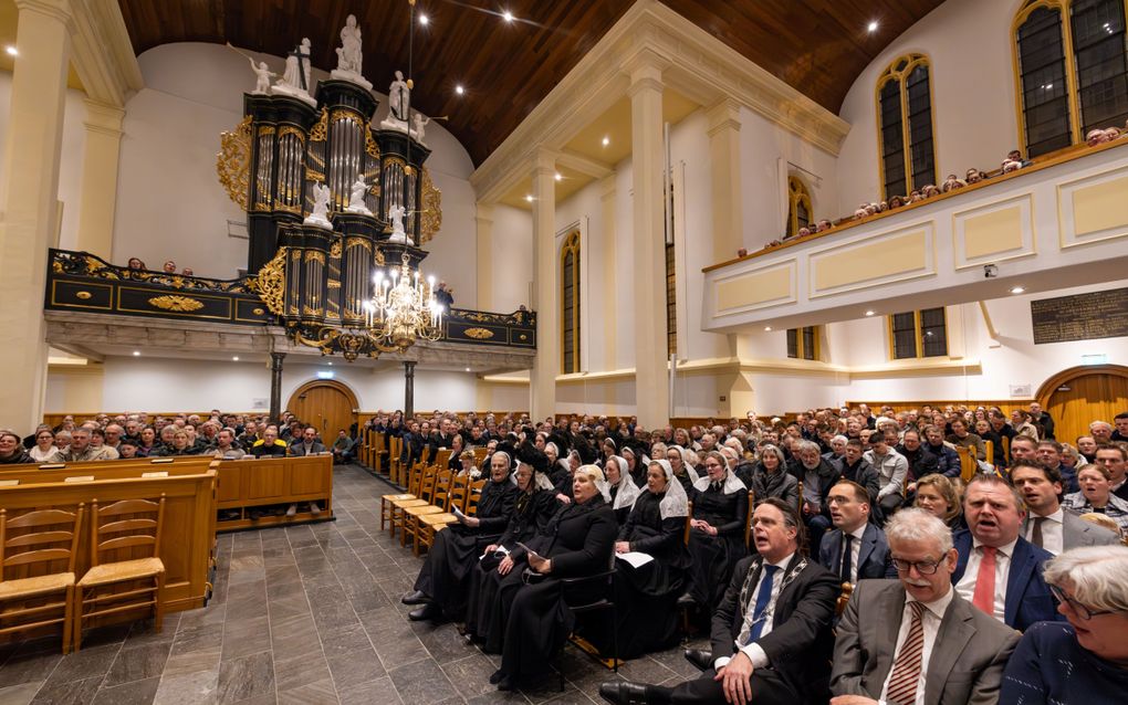 In de Grote Kerk in Genemuiden had dinsdagavond een herdenkingsdienst plaats in het kader van 750 jaar stad Genemuiden. Derde van rechts burgemeester ing. E.J. Bilder. beeld Freddy Schinkel