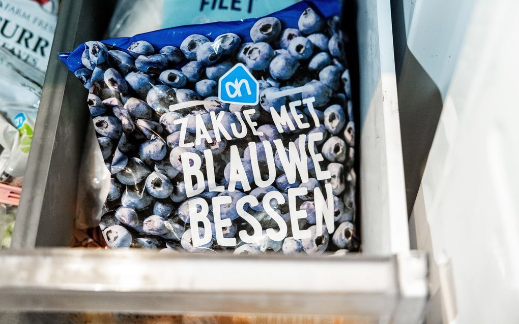 De mogelijk besmette blauwe bessen zijn inmiddels uit de schappen van Albert Heijn gehaald. beeld ANP, Jeffry Groeneweg