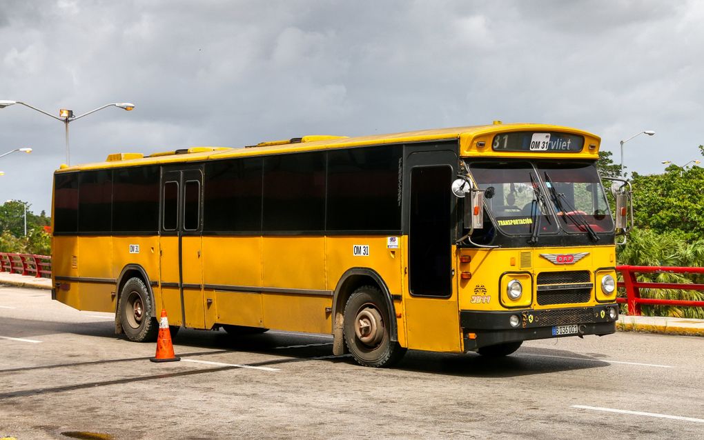 Nederlands tintje in de Cubaanse hoofdstad Havana: een afgedankte bus uit Nederland. Ook het werk van SEZ zorgt voor een wezenlijke Nederlandse bijdrage aan de samenleving. beeld Getty Images