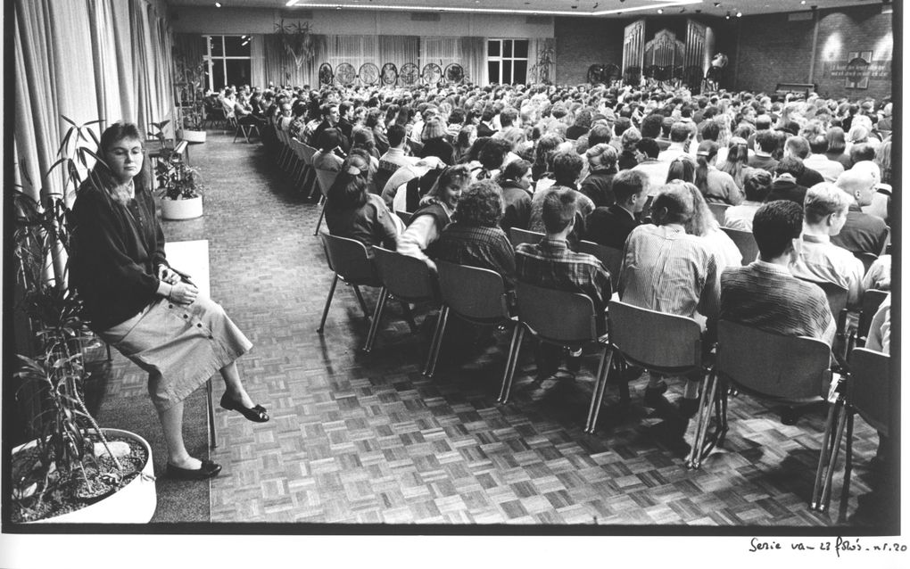 Volle aula tijdens een SRB-avond in het Van Lodenstein College in Amersfoort (maart 1996). beeld RD, Sjaak Verboom