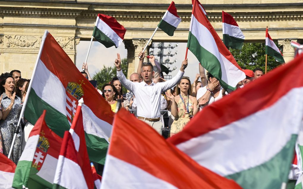 Péter Magyar, leider van de Hongaarse oppositiepartij Tisza, spreekt op 8 juni, één dag voor de Europese verkiezingen, op het Heldenplein in Boedapest. beeld EPA, Szilard Koszticsak