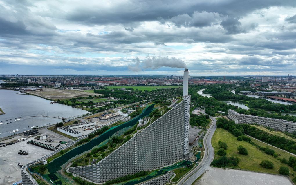 In Kopenhagen worden bijna alle woningen aardgasvrij verwarmd via een warmtenet. Foto: een warmtecentrale in Kopenhagen die afval verbrandt met op het dak een skipiste. Dit is niet de centrale uit het artikel. beeld iStock