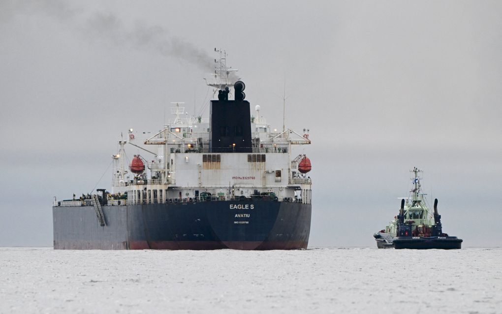 De olietanker Eagle S (l.), die onder de vlag van de Cookeilanden vaart, wordt ervan verdacht deel uit te maken van de Russische schaduwvloot. beeld AFP, Jussi Nukari