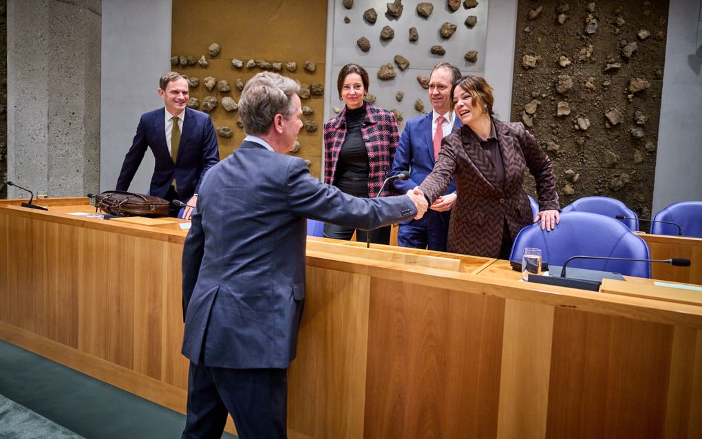 Kamervoorzitter Bosma drukt de kabinetsleden de hand die de kabinetsreactie verdedigen op het rapport van de parlementaire enquêtecommissie. V.l.n.r. staatssecretaris Struycken (Rechtsbescherming), minister Uitermark (Binnenlandse Zaken), minister Van Hijum (Sociale Zaken) en staatssecretaris Palmen (Herstel en Toeslagen). beeld ANP, Phil Nijhuis 