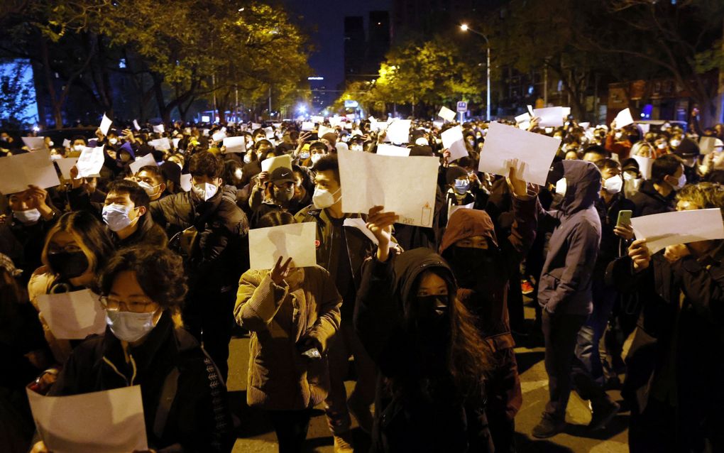 Een protest met witte papieren in Peking, najaar 2022. beeld EPA, Mark R. Cristino 