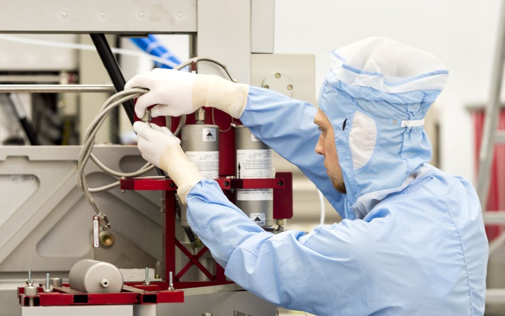 Een medewerker van ASML aan het werk in een stofvrije ruimte, een zogeheten cleanroom. beeld ANP, Lex van Lieshout