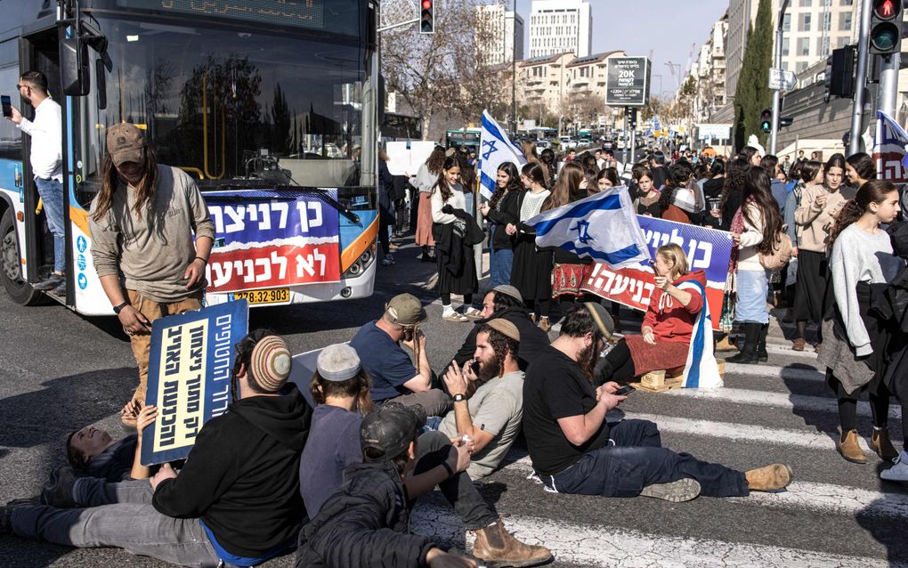 Israëlische betogers protesteren donderdag in Jeruzalem tegen het bestand dat Israël met de Palestijnse terreurbeweging Hamas heeft gesloten. beeld AFP, John Wessels