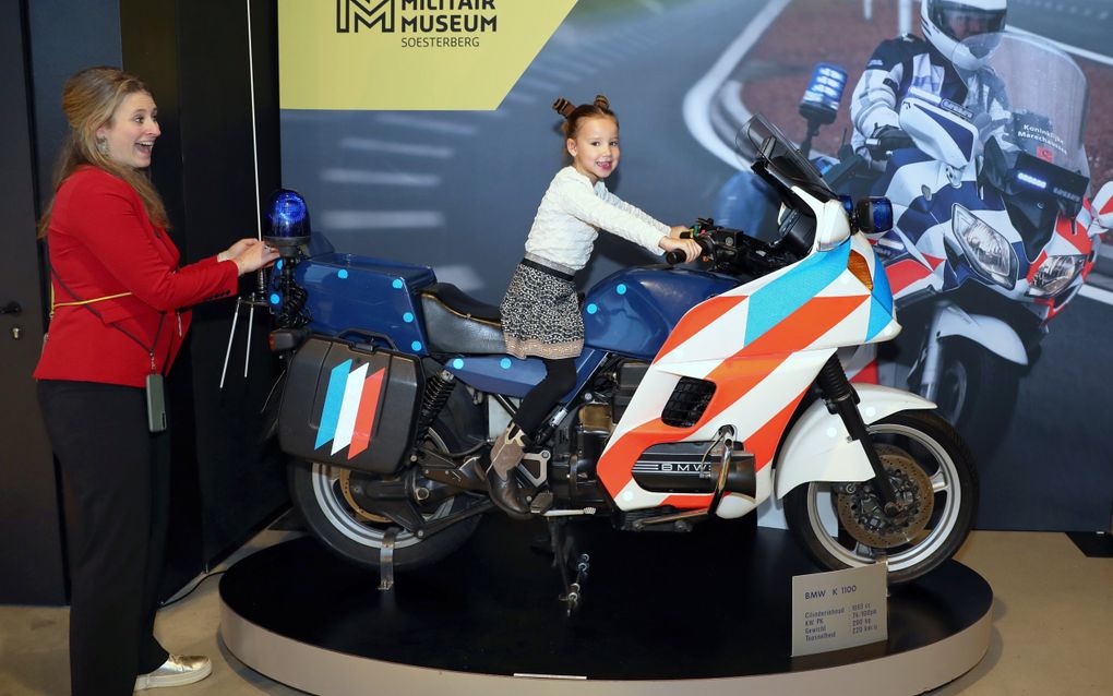 Een meisje waant zich even een motoragent. In het Nationaal Militair Museum in Soesterberg is donderdag de nieuwe expositie van de Koninklijke Marechaussee (“Gezien en Ongezien”) officieel geopend. VidiPhoto