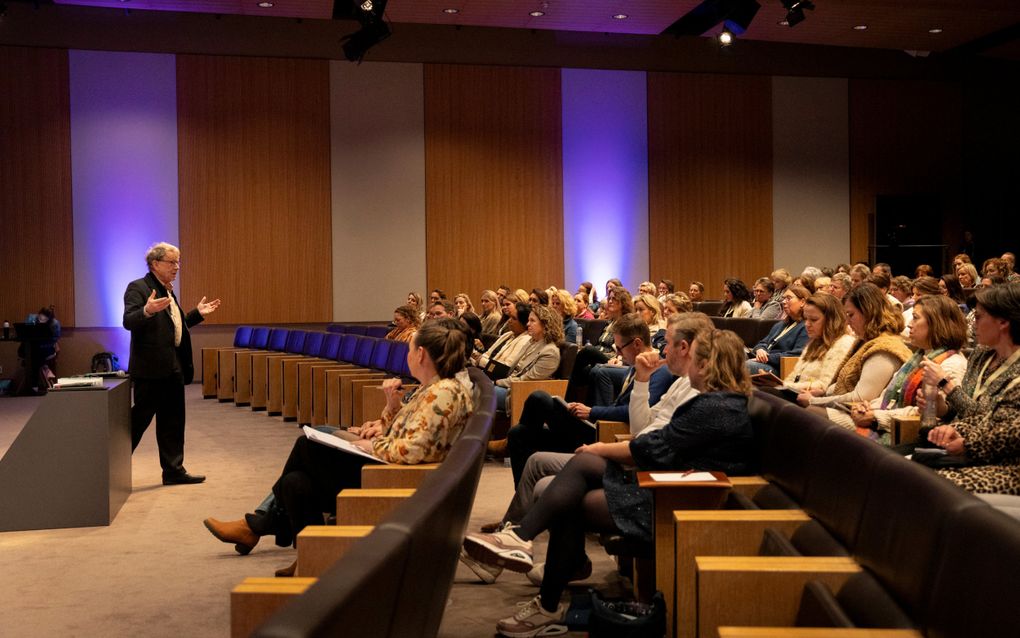 Psycholoog Manu Keirse spreekt tijdens symposium Doodnormaal in Zeist. beeld Niek Stam