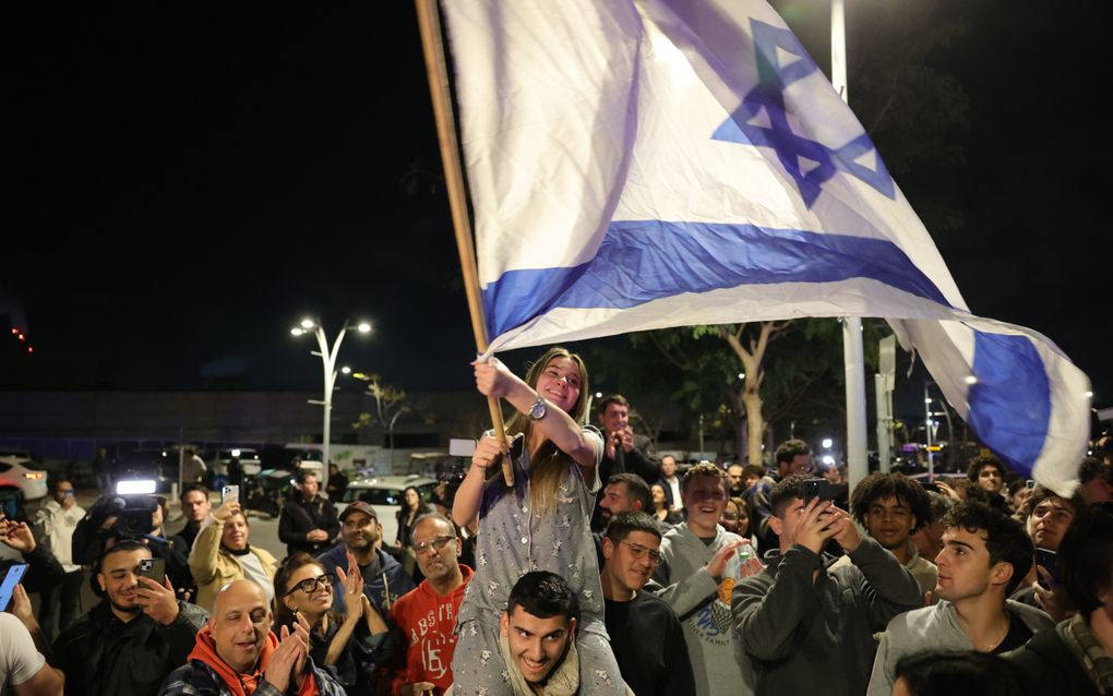 Grote vreugde in Israël als daar drie gijzelaars aankomen uit Gaza. beeld EPA