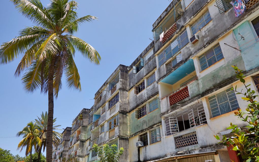 Wie naar het seminarie van Jorges kerkverband zoekt, zou niet verwachten dat in dit appartementencomplex in Havana een van de drie locaties is gevestigd. beeld Jaco Klamer