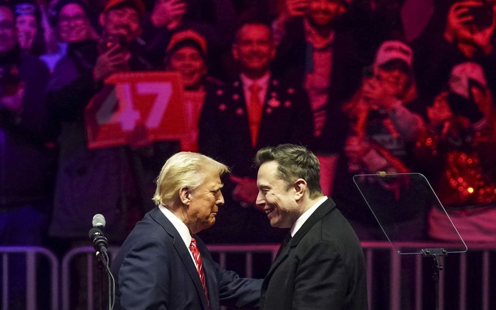 Donald Trump en techmiljardair Elon Musk aan de vooravond van Trumps inauguratie als president in de Capital One Arena in de Amerikaanse hoofdstad Washington. beeld EPA, Will Oliver