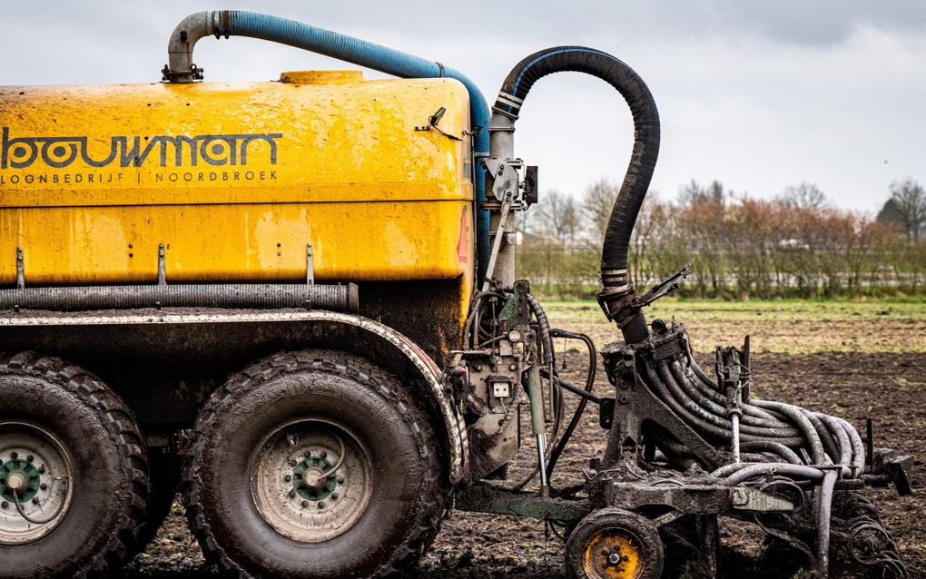 Uitrijden van mest op een akker. Met nieuwe technieken is het weglekken van nitraat en fosfor naar grond- en oppervlaktewater nog fors te verminderen, denken Wageningse onderzoekers. beeld ANP, Venema Media