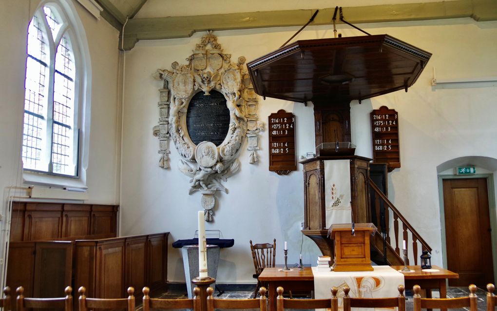 De marmeren epitaaf uit de zeventiende eeuw in de Dorpskerk van Aagtekerke is dringend aan restauratie toe. beeld Van Scheyen Fotografie