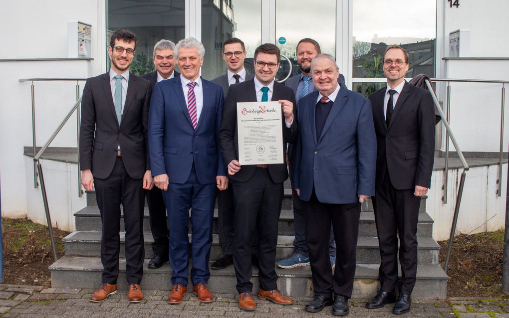 Deelnemers aan de synode van BBERG, zaterdag 18 januari in Giessen. In het midden, met oorkonde in de hand, Jochen Klautke. Rechts naast hem zijn vader, Jürgen-Burkhard Klautke. Uiterst rechts Ludwig Rühle. Links achter Jochen Klautke staat Boris Giesbrecht. beeld Fabian Brammer