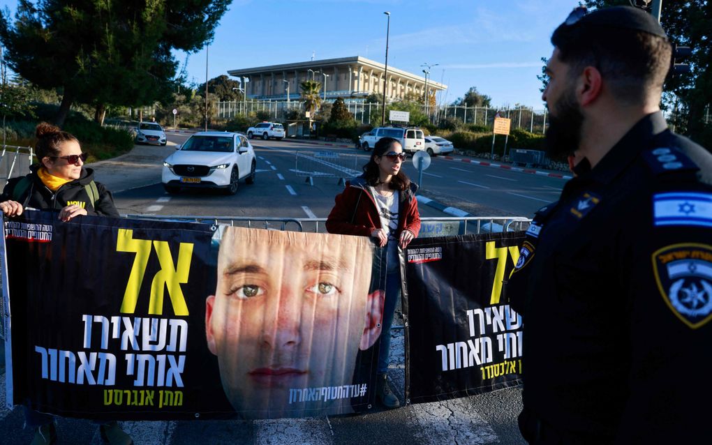 Familieleden van gijzelaars en andere Israëli’s protesteren voor het Israëlische parlement in Jeruzalem. beeld AFP, Menahem Kahana