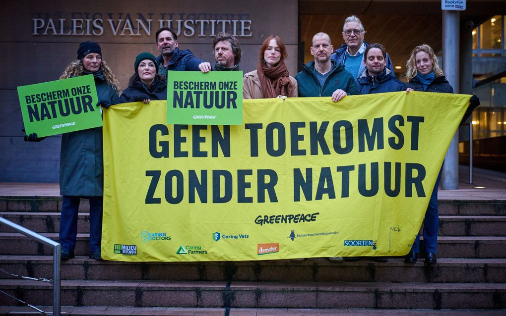 Leden van Greenpeace protesteren voor de rechtbank in Den Haag. De rechter doet uitspraak in de bodemprocedure van Greenpeace Nederland tegen de Staat. Greenpeace eist dat de stikstofuitstoot drastisch vermindert om stikstofgevoelige natuur te beschermen. beeld ANP, Phil Nijhuis