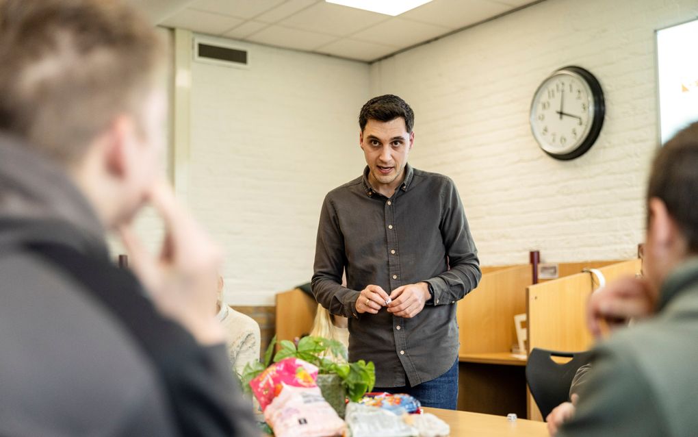 Trainer Wilbert Bosman van stichting Chris en Voorkom geeft les over de gevaren van gokken aan een groep scholieren van de Jacobus Fruytier scholengemeenschap in Apeldoorn. beeld André Dorst Fotografie 