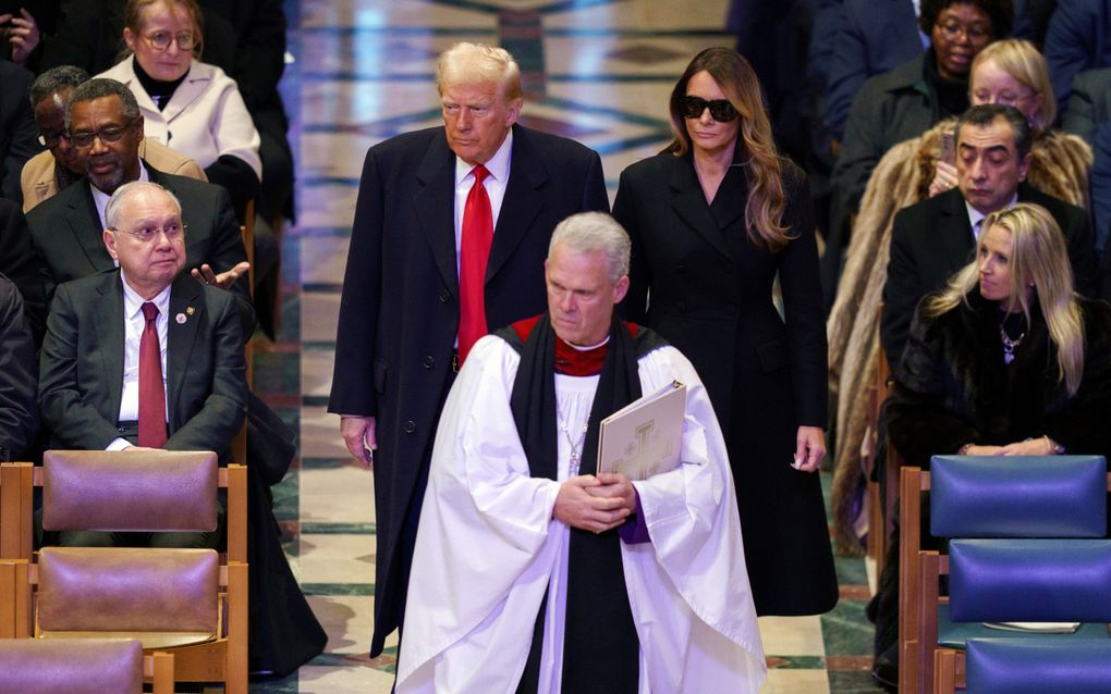 President Trump arriveert op 21 januari met zijn vrouw Melania bij de National Prayer Service in het Washington National Cathedral in Washington, DC. beeld EPA, Will Oliver 